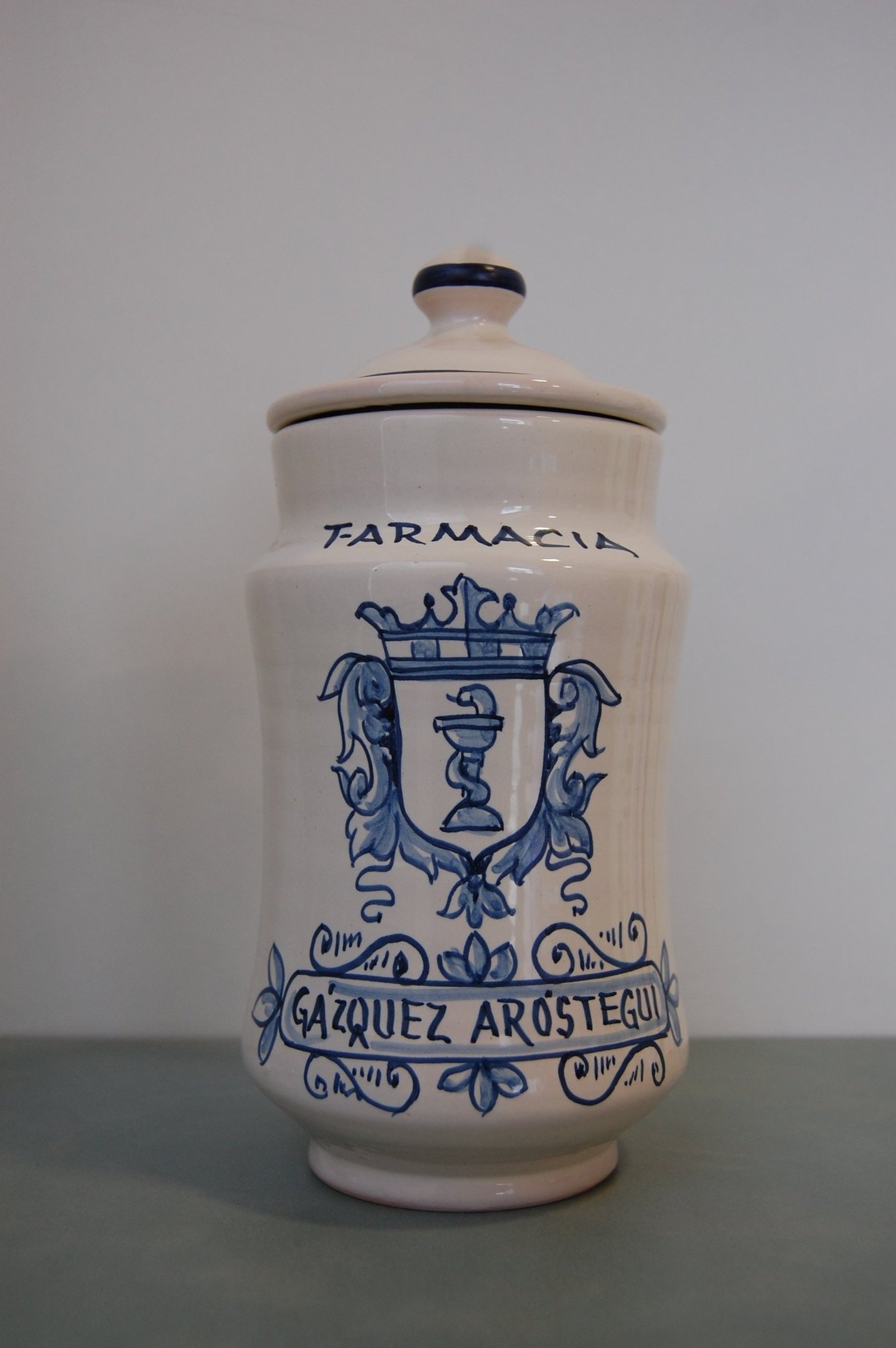 Albarello con el escudo de la farmacia